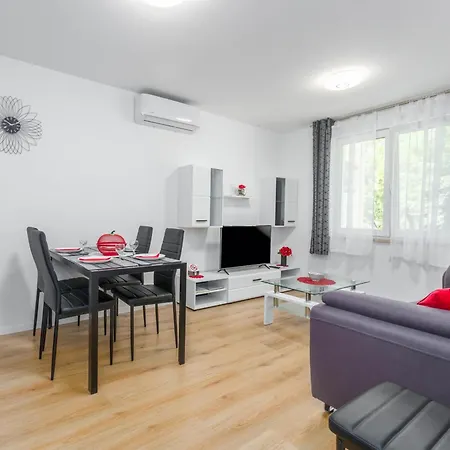 By The Sea - 27669 Apartamento Poreč